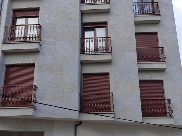 Aplacado y chapado en piedra natural de Edificio de viviendas