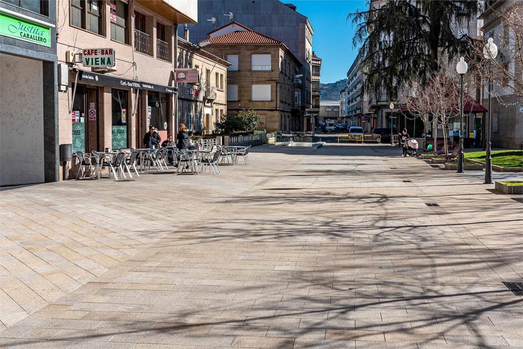 Foto 3 Humanización y mejora Plaza do Concello de Verín